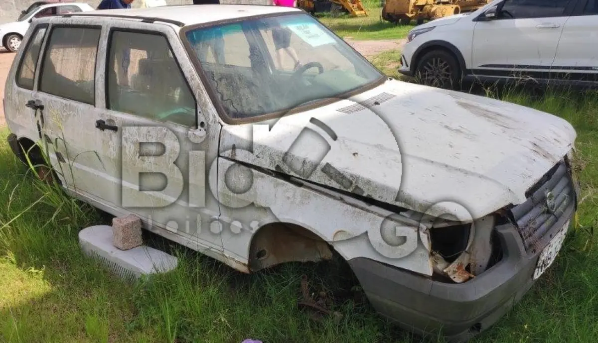 LOTE 015 - FIAT Uno Mille Fire Flex, Placa: INB1213, Ano/Placa: 2006/2006, Renavam: 881610747,C/ motor aberto.