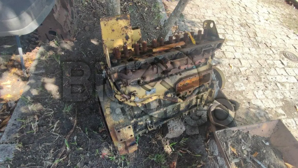 LOTE 010 - Motores no estado de conservação em que se encontram, sem origem:, Motor VW de Kombi 1600cc, Motor FIAT Fire Flex 1000cc, Motor MWM 6 cilindros, Motor 6 cilindros (Maq. CAT).