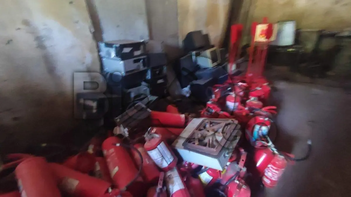 LOTE 007 - Arquivos de aço, prateleiras de metal, armários(racks) de informática, extintores, fogões industriais, ventiladores e outros.