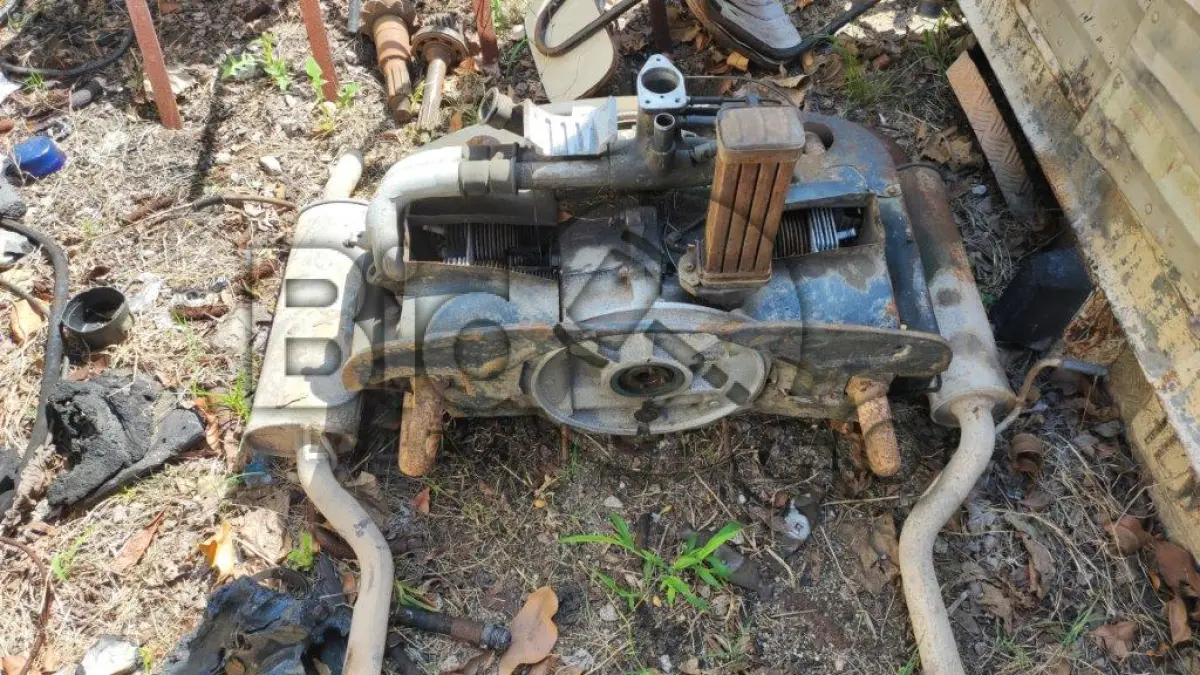 LOTE 010 - Motores no estado de conservação em que se encontram, sem origem:, Motor VW de Kombi 1600cc, Motor FIAT Fire Flex 1000cc, Motor MWM 6 cilindros, Motor 6 cilindros (Maq. CAT).