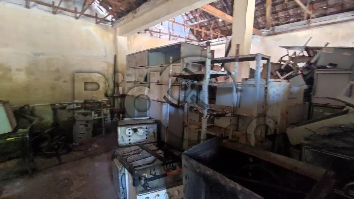 LOTE 007 - Arquivos de aço, prateleiras de metal, armários(racks) de informática, extintores, fogões industriais, ventiladores e outros.