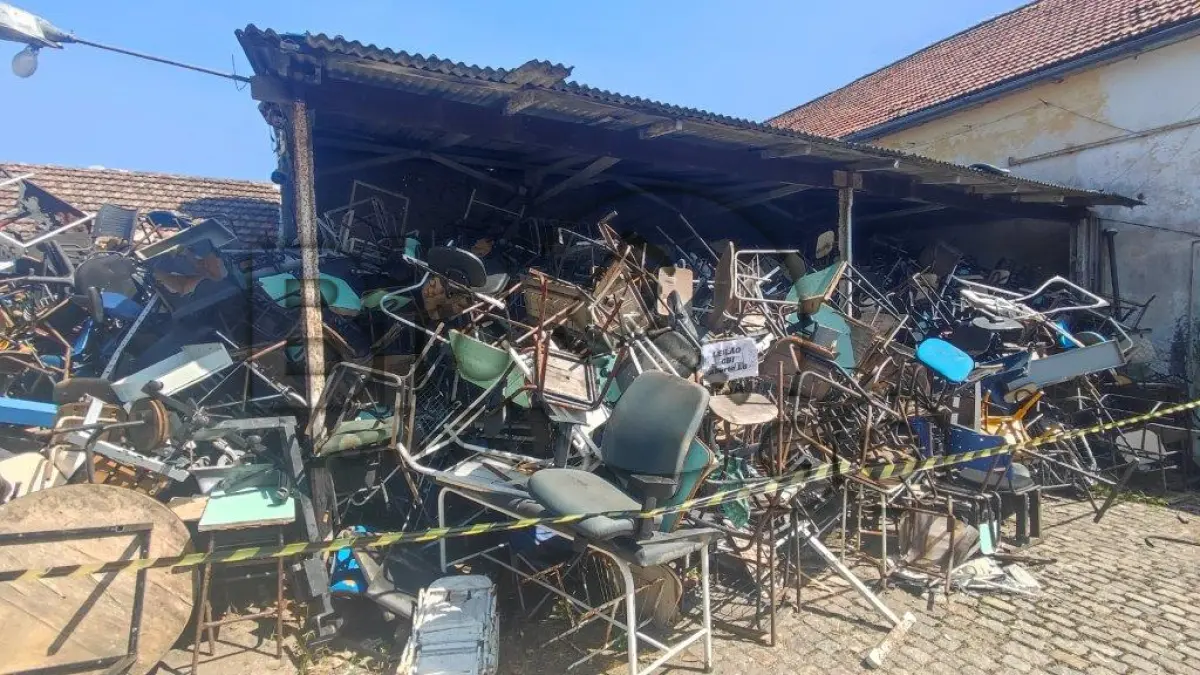 LOTE 008 - Cadeiras; Cadeiras giratórias, Bancos longarina, Classes escolares, Mesas, Fogões a gás Camas hospitalares, macas, armários de ferro tipo consultório e ferragens em geral.