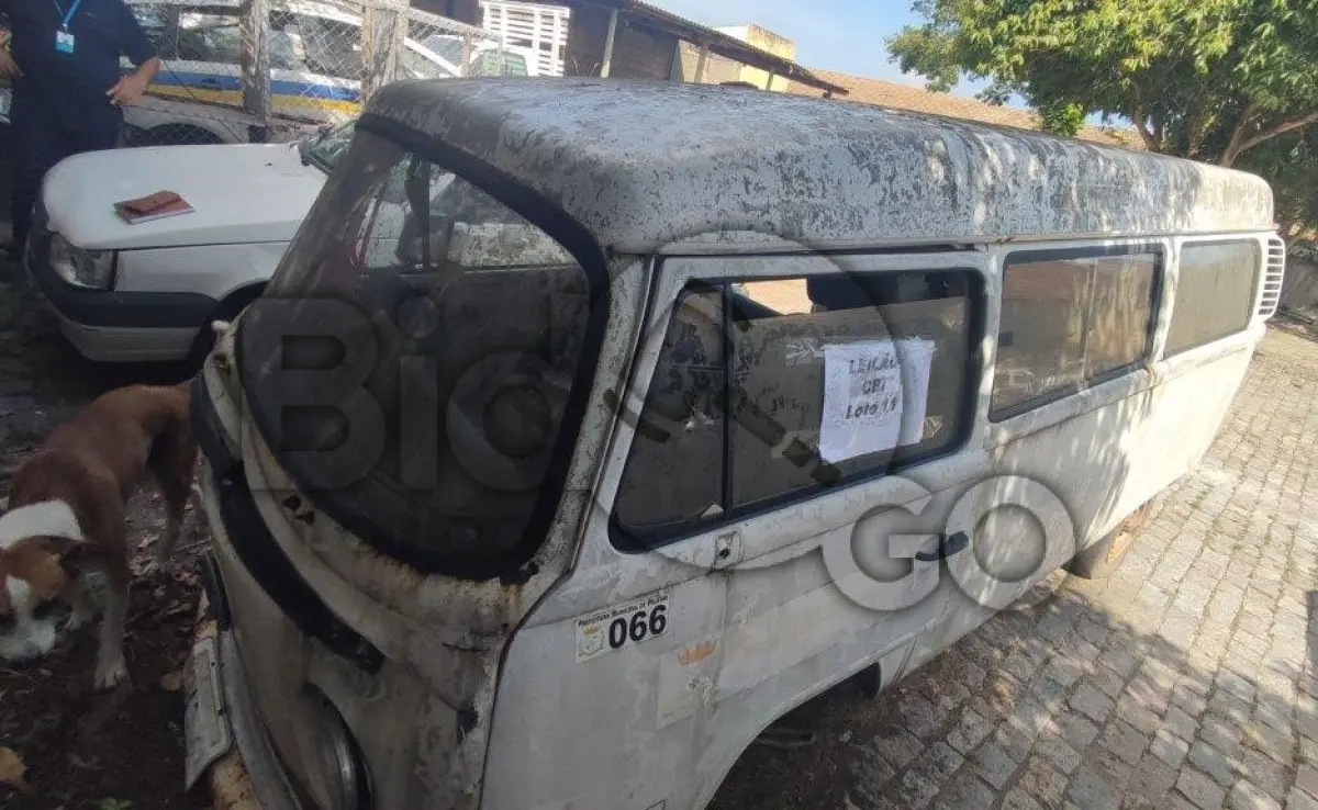 LOTE 011 - VW Kombi, Placa: IKM3567, Ano/Modelo: 2001/2002, Renavam: 775441090, C/ motor desmontado.