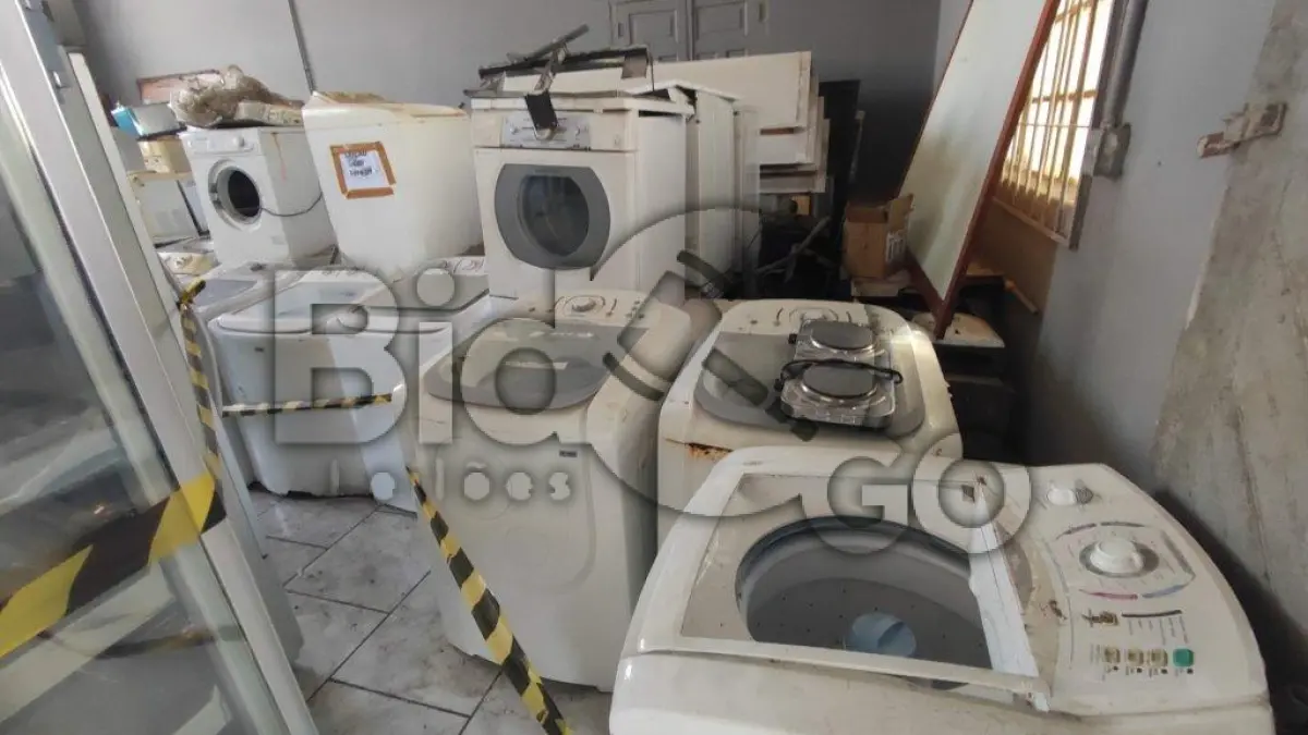 LOTE 001 - Linha Branca: Geladeiras, Freezers, Bebedouros, Máquinas de lavar roupas, Secadoras, Micro-ondas, Batedeiras e Liquidificadores diversos domésticos e industriais, Cafeteiras, Espremedores de frutas.