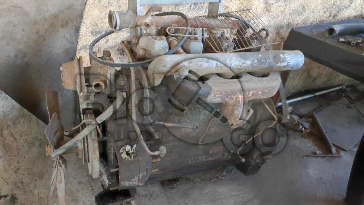 LOTE 010 - Motores no estado de conservação em que se encontram, sem origem:, Motor VW de Kombi 1600cc, Motor FIAT Fire Flex 1000cc, Motor MWM 6 cilindros, Motor 6 cilindros (Maq. CAT).