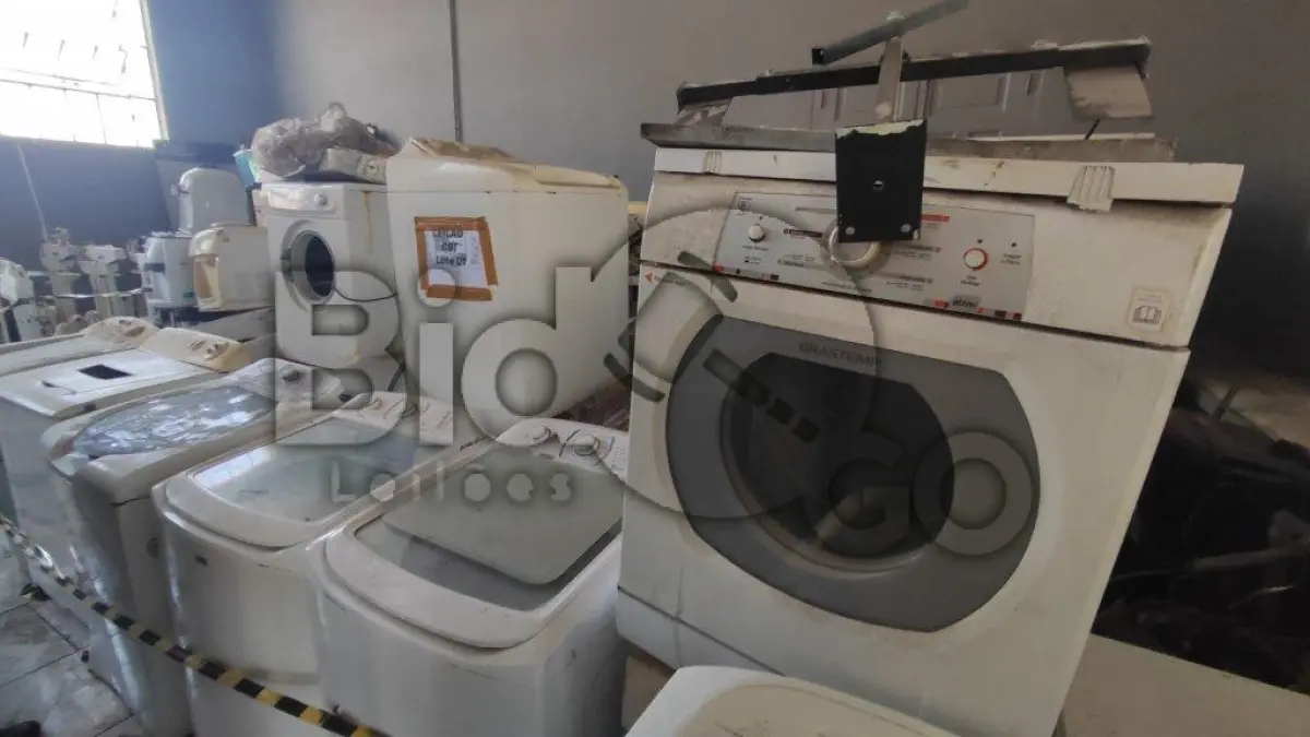 LOTE 001 - Linha Branca: Geladeiras, Freezers, Bebedouros, Máquinas de lavar roupas, Secadoras, Micro-ondas, Batedeiras e Liquidificadores diversos domésticos e industriais, Cafeteiras, Espremedores de frutas.