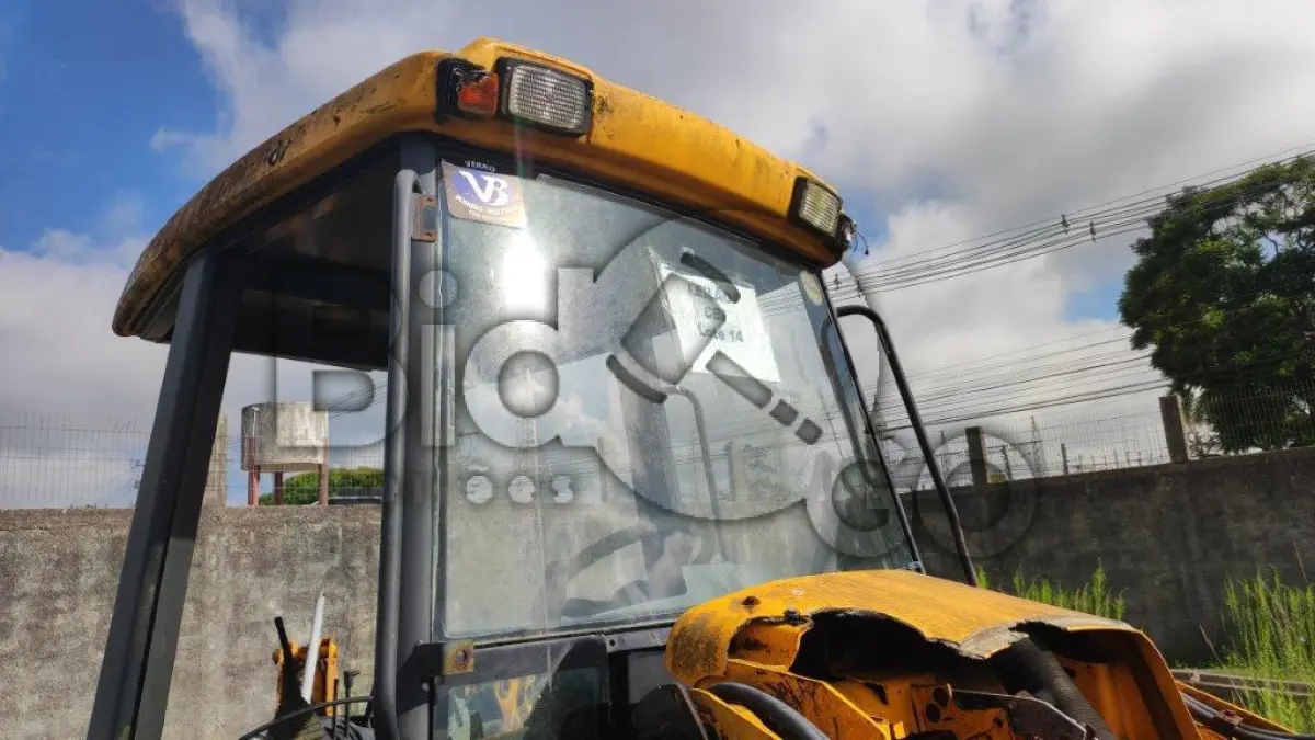 LOTE 014 - JCB Retroescavadeira-MO JCB214E, Placa: IOA0589, Ano/Modelo: 2007/2007, Renavam: 564573817, Motor Desmontado Sem Número.