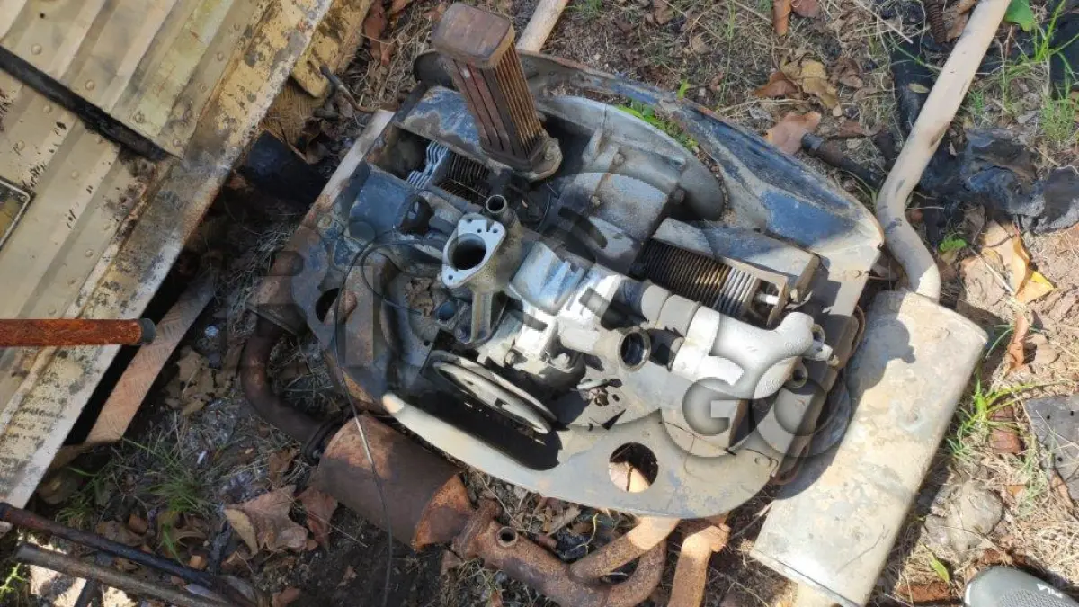 LOTE 010 - Motores no estado de conservação em que se encontram, sem origem:, Motor VW de Kombi 1600cc, Motor FIAT Fire Flex 1000cc, Motor MWM 6 cilindros, Motor 6 cilindros (Maq. CAT).