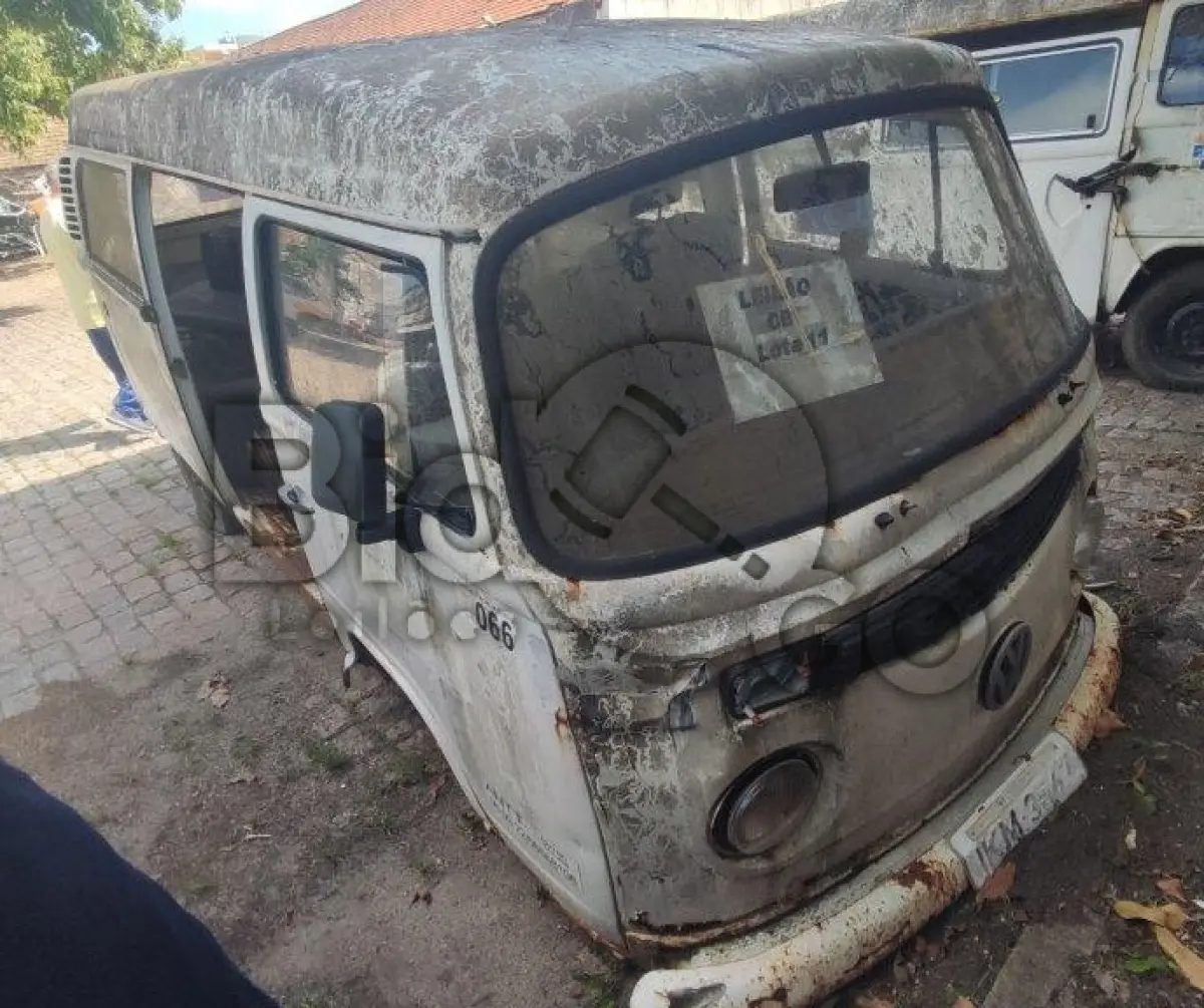 LOTE 011 - VW Kombi, Placa: IKM3567, Ano/Modelo: 2001/2002, Renavam: 775441090, C/ motor desmontado.
