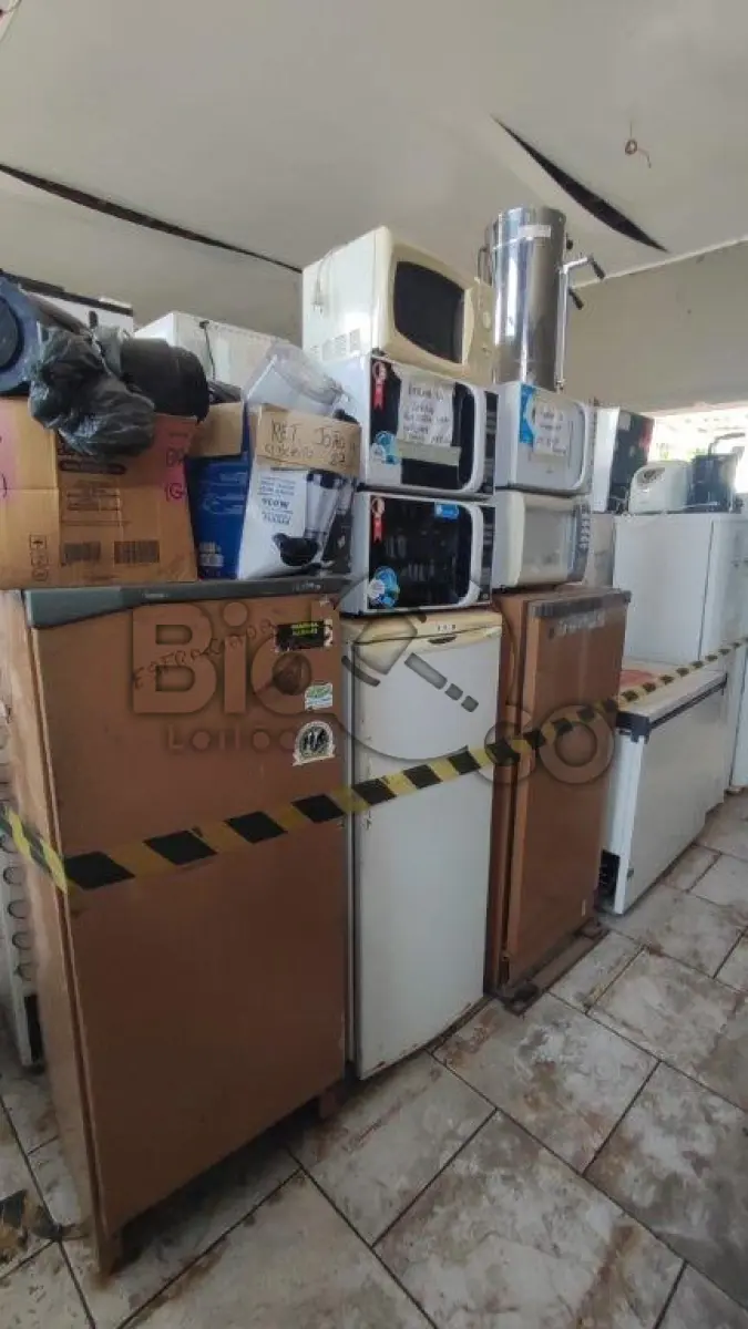 LOTE 001 - Linha Branca: Geladeiras, Freezers, Bebedouros, Máquinas de lavar roupas, Secadoras, Micro-ondas, Batedeiras e Liquidificadores diversos domésticos e industriais, Cafeteiras, Espremedores de frutas.