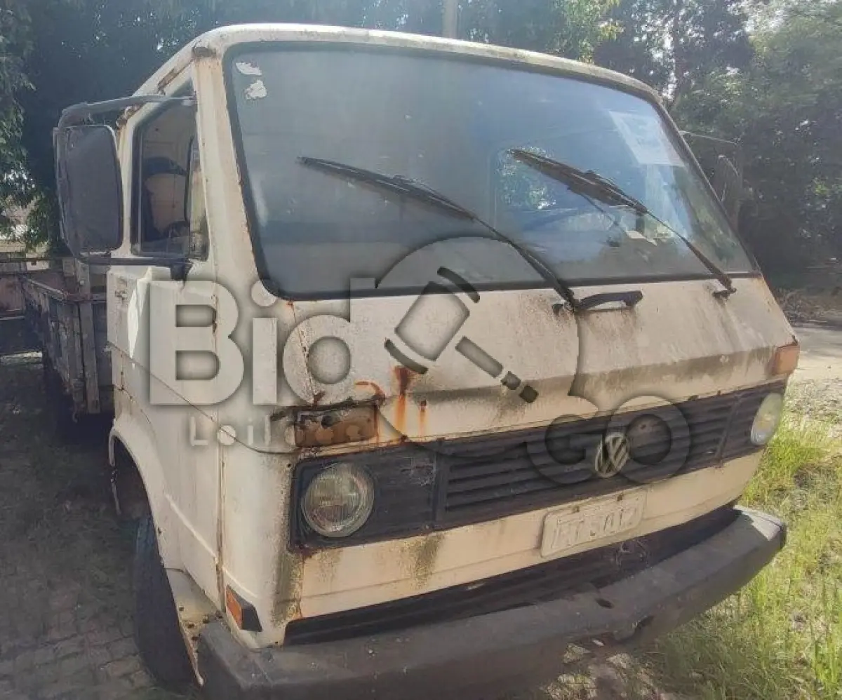 LOTE 024 - CAMINHÃO VW 6.80 - Carroceria, Placa: IHT-5012, Ano/Modelo: 1982/1982, Renavam: 578111845, Chassi: V003315 - C/ motor.