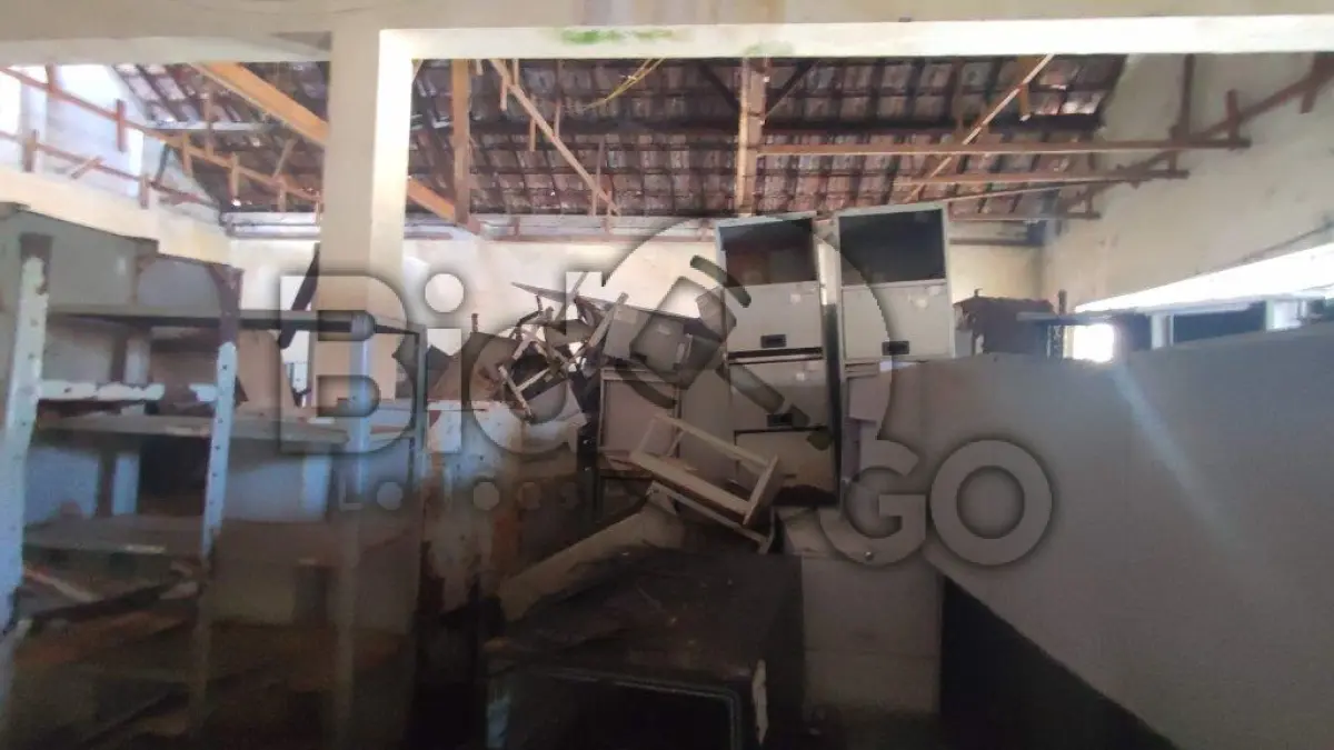 LOTE 007 - Arquivos de aço, prateleiras de metal, armários(racks) de informática, extintores, fogões industriais, ventiladores e outros.