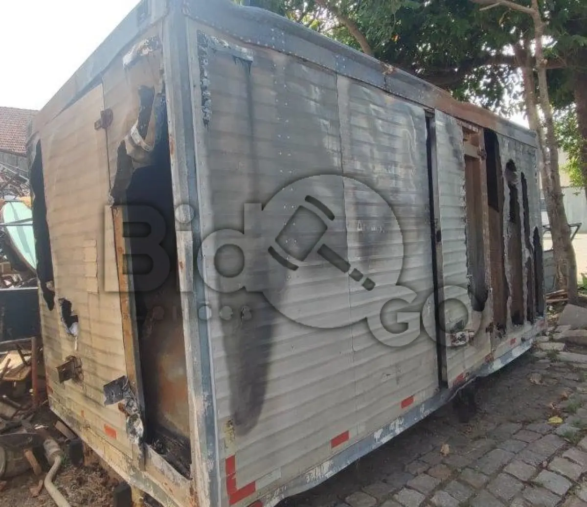 LOTE 009 - Baú de caminhão frigorífico incendiado, Plataforma antiga de metal para elevação de cesto.