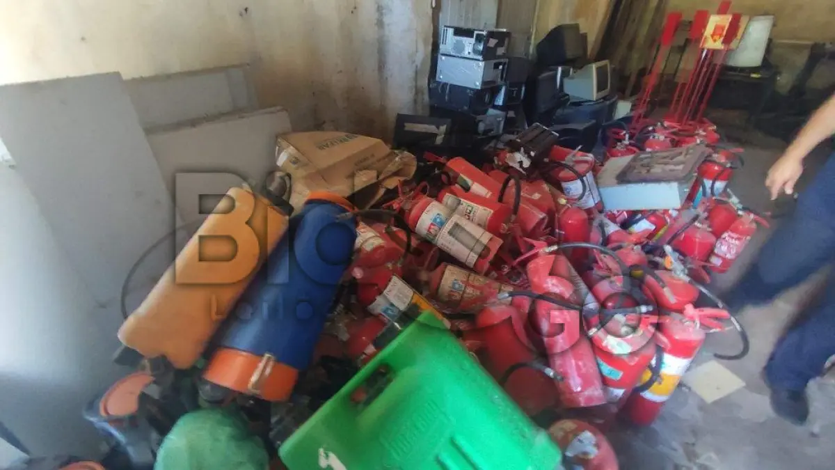 LOTE 007 - Arquivos de aço, prateleiras de metal, armários(racks) de informática, extintores, fogões industriais, ventiladores e outros.