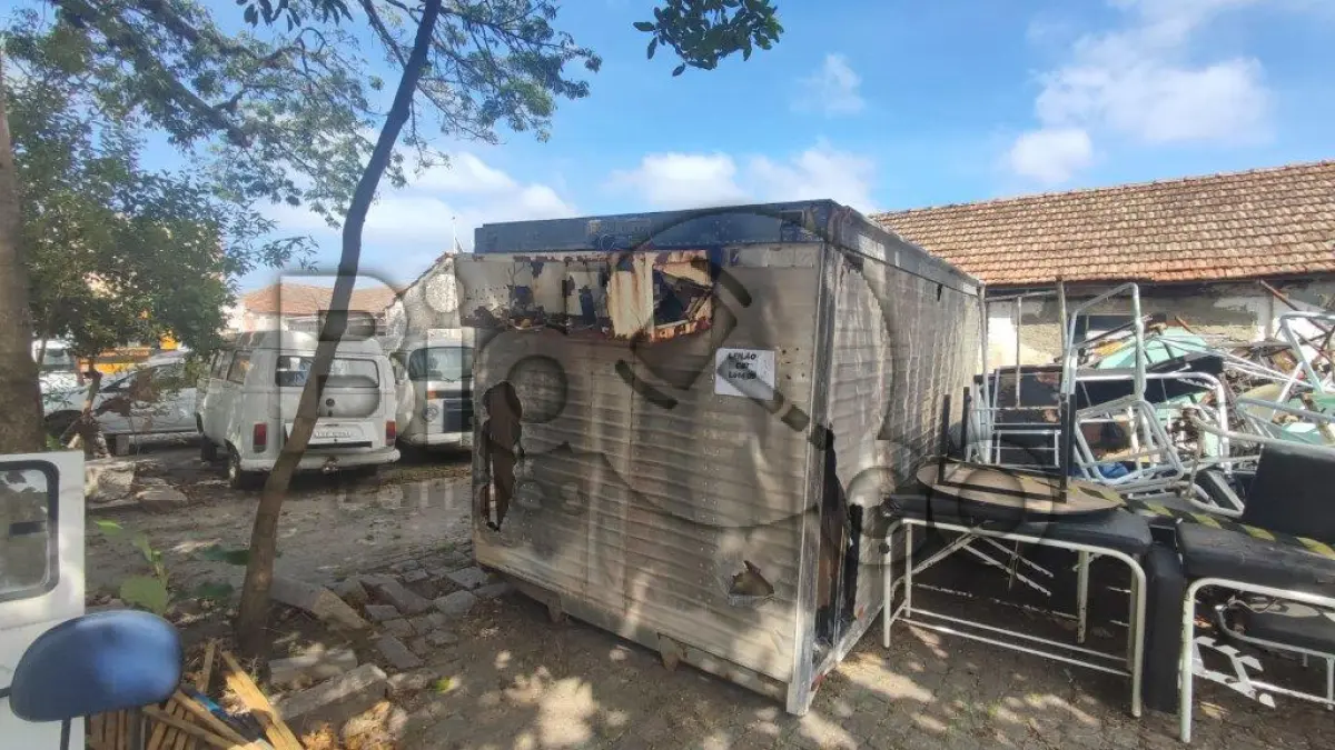 LOTE 009 - Baú de caminhão frigorífico incendiado, Plataforma antiga de metal para elevação de cesto.