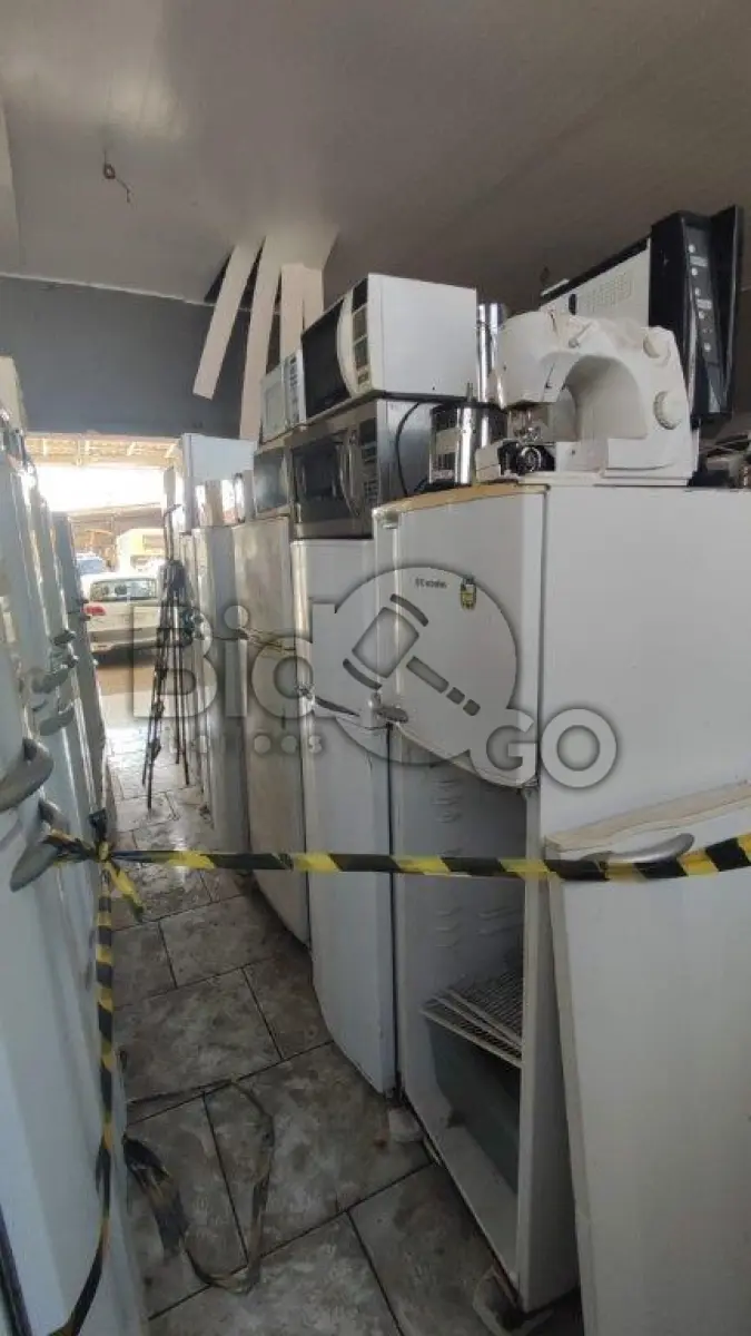 LOTE 001 - Linha Branca: Geladeiras, Freezers, Bebedouros, Máquinas de lavar roupas, Secadoras, Micro-ondas, Batedeiras e Liquidificadores diversos domésticos e industriais, Cafeteiras, Espremedores de frutas.