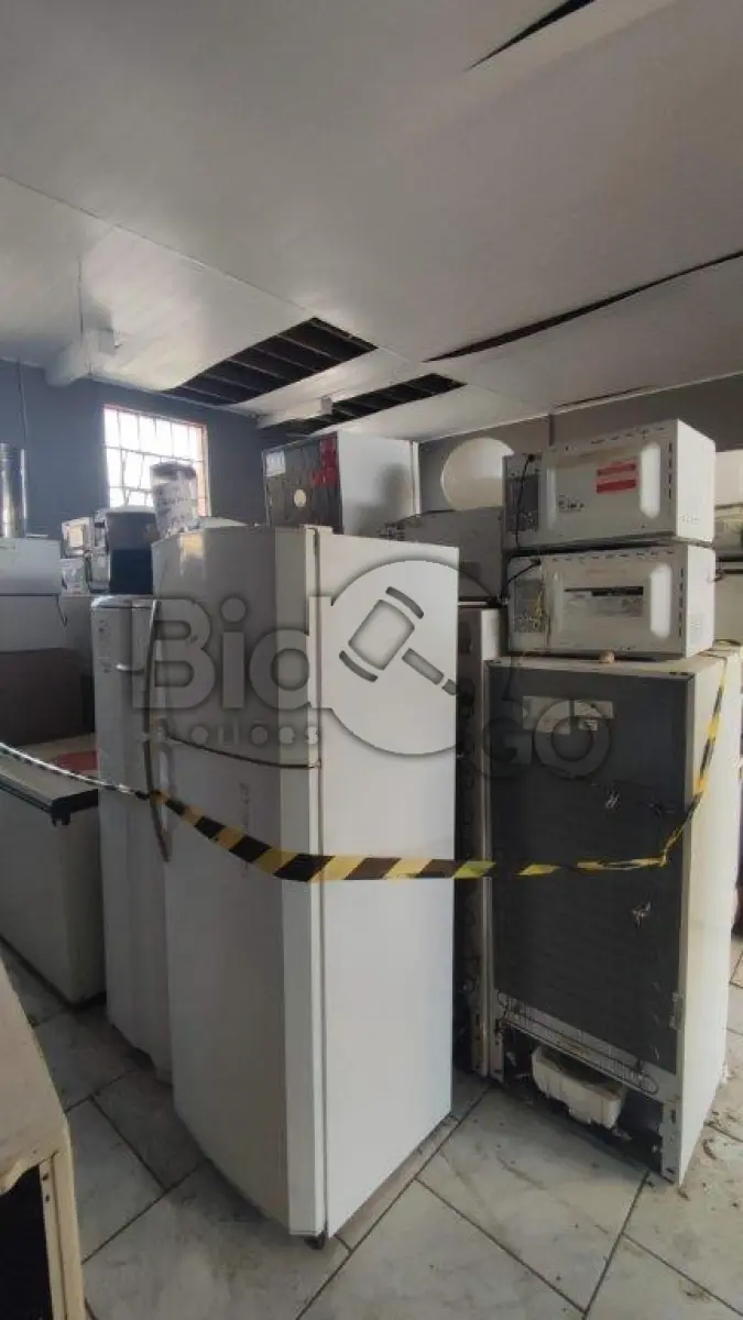 LOTE 001 - Linha Branca: Geladeiras, Freezers, Bebedouros, Máquinas de lavar roupas, Secadoras, Micro-ondas, Batedeiras e Liquidificadores diversos domésticos e industriais, Cafeteiras, Espremedores de frutas.