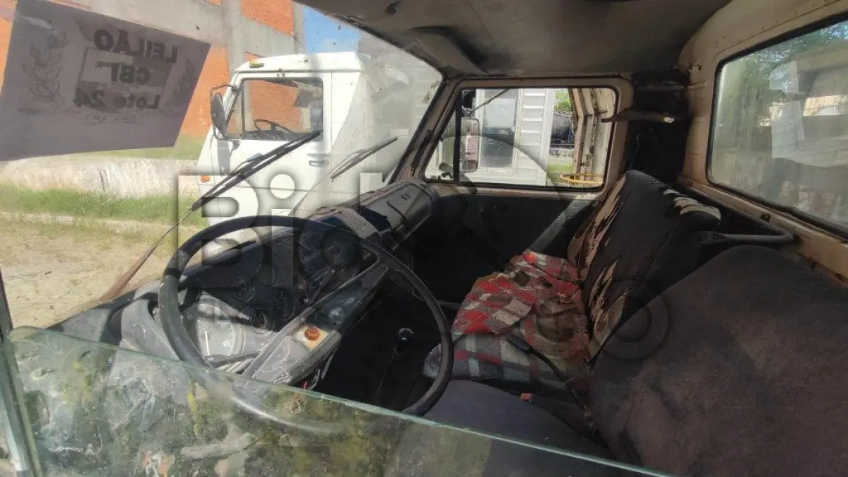 LOTE 024 - CAMINHÃO VW 6.80 - Carroceria, Placa: IHT-5012, Ano/Modelo: 1982/1982, Renavam: 578111845, Chassi: V003315 - C/ motor.
