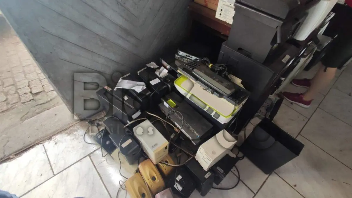 LOTE 003 - Eletrônicos diversos: Monitores LCD, Led e Tubulares; Impressoras, Copiadoras, Scanners; CPUs; Notebooks; Mouses; Teclados; Retroprojetores; Estabilizadores; Nobreaks; Câmeras fotográficas, Filmadoras; Componentes de Hardware (placas, fontes, cabos, HDs, fios); Televisores Tubulares, LCD e LED; Rádios, Aparelhos de som; Videocassetes diversos; DVDs diversos; Telefones com e sem fio; Mimeógrafos; Relógios Ponto diversos; Roteadores; Switches; Peças diversas de Hardware; Cabos diversos.