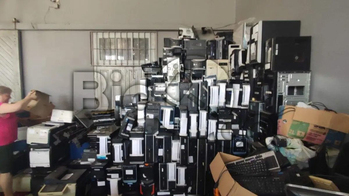 LOTE 003 - Eletrônicos diversos: Monitores LCD, Led e Tubulares; Impressoras, Copiadoras, Scanners; CPUs; Notebooks; Mouses; Teclados; Retroprojetores; Estabilizadores; Nobreaks; Câmeras fotográficas, Filmadoras; Componentes de Hardware (placas, fontes, cabos, HDs, fios); Televisores Tubulares, LCD e LED; Rádios, Aparelhos de som; Videocassetes diversos; DVDs diversos; Telefones com e sem fio; Mimeógrafos; Relógios Ponto diversos; Roteadores; Switches; Peças diversas de Hardware; Cabos diversos.