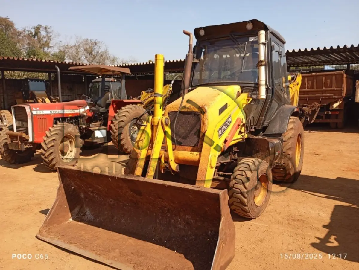 LOTE 001 - Máquina pesada Retroescavadeira Randon 4x4 RD 406 Nº 12 GABINADA ANO 2017, Está em condições regular e em uso, N° 12