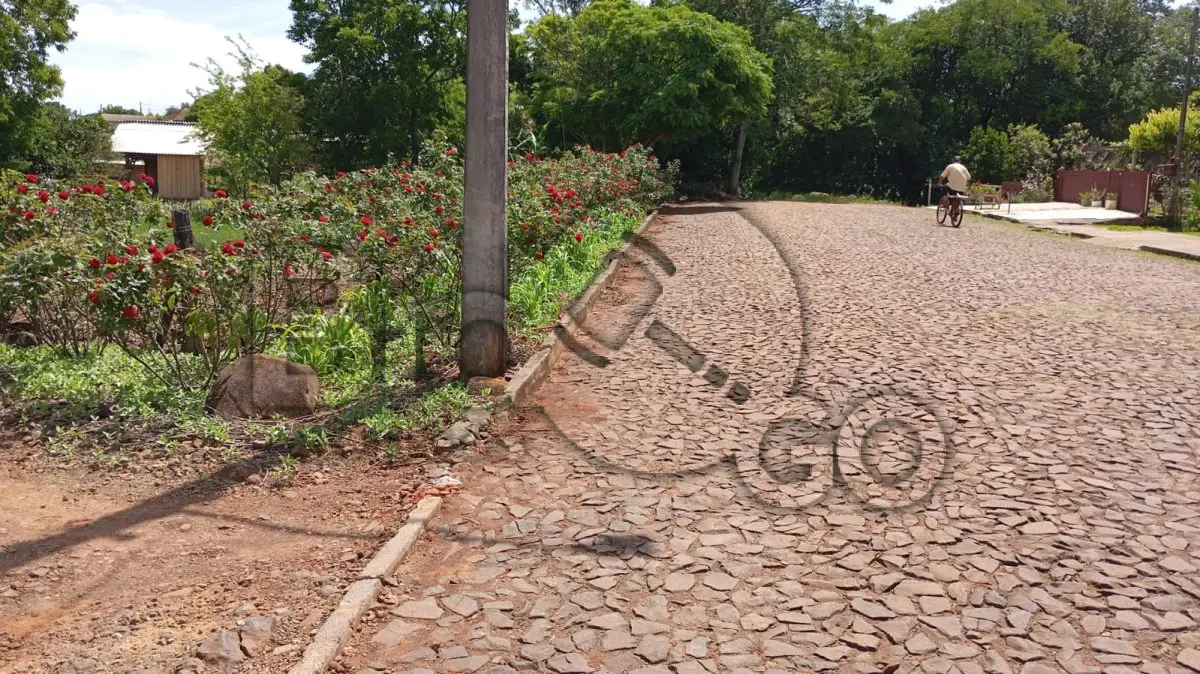 LOTE 024 - Terreno urbano, lote n° 04, quadra n° 15, com área de 546,14m², matrícula 2.300 na Esquina formada pela Rua São Lourenço e Rua Bento Gonçalves, Centro de São Paulo das Missões, Bom estado de conservação, infraestrutura: pavimentação em pedras inrregulares em ambas as ruas