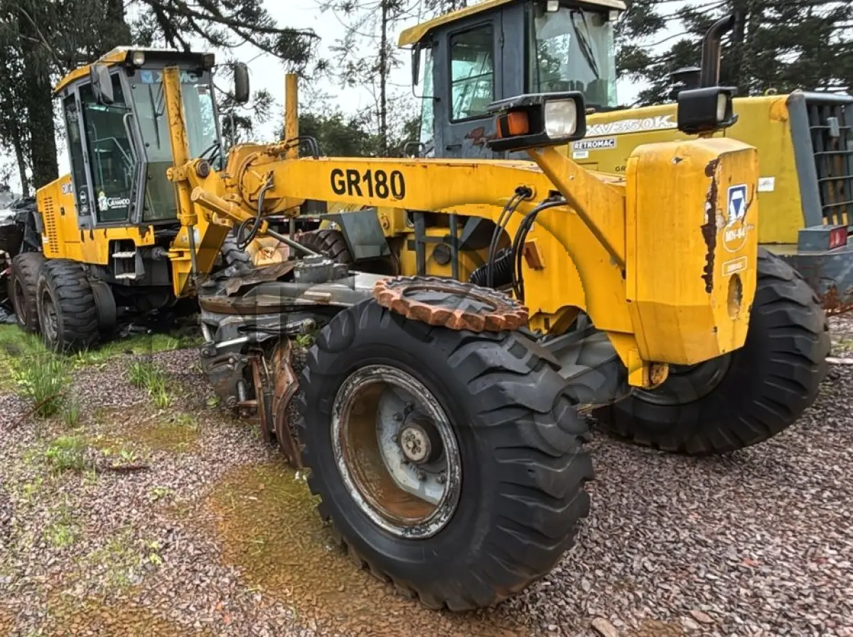 LOTE 002 - MOTONIVELADORA MARCA XCMG GR180 COR AMARELA ANO 2010