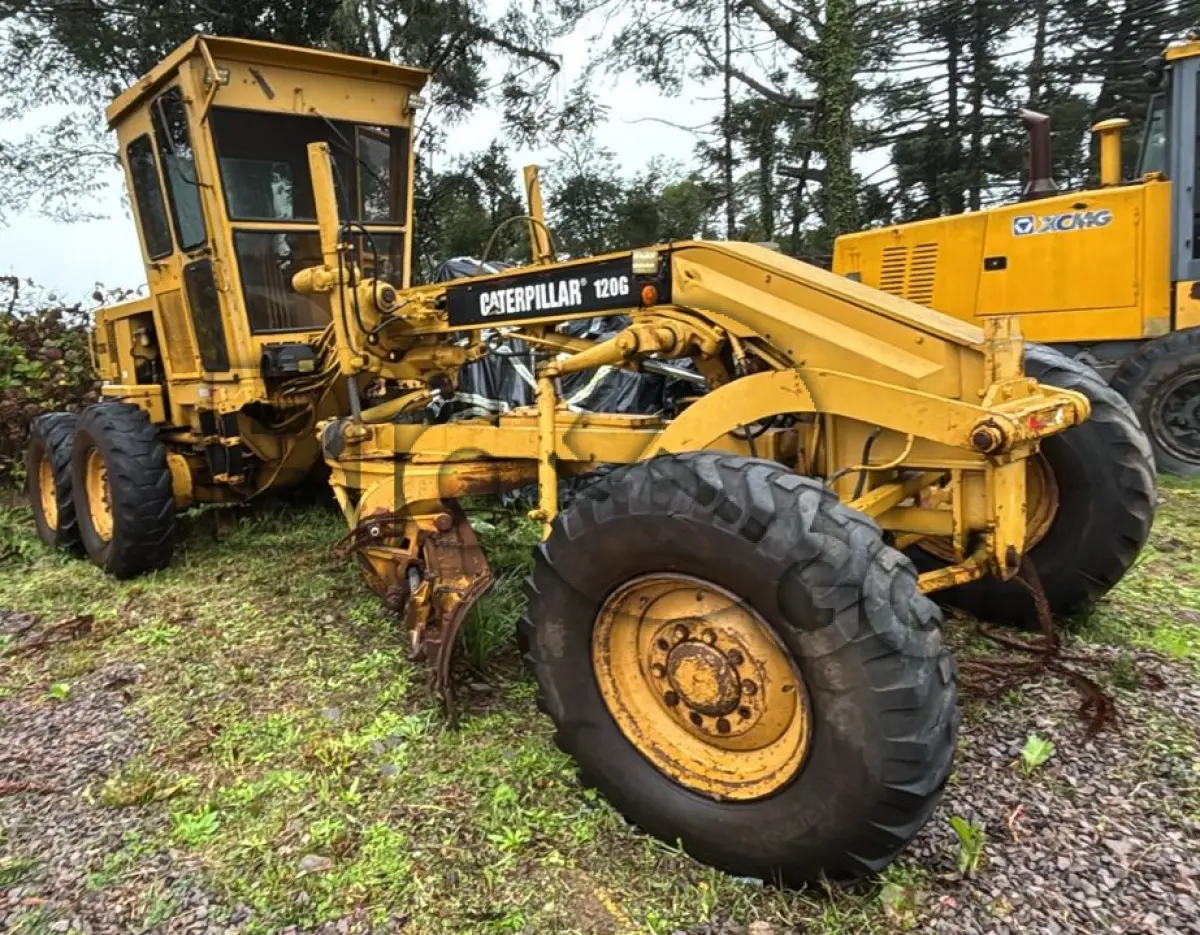 LOTE 003 - MOTONIVELADORA MARCA CATERPILLAR 120 G MOT 0001 COR AMARELA ANO 1993 