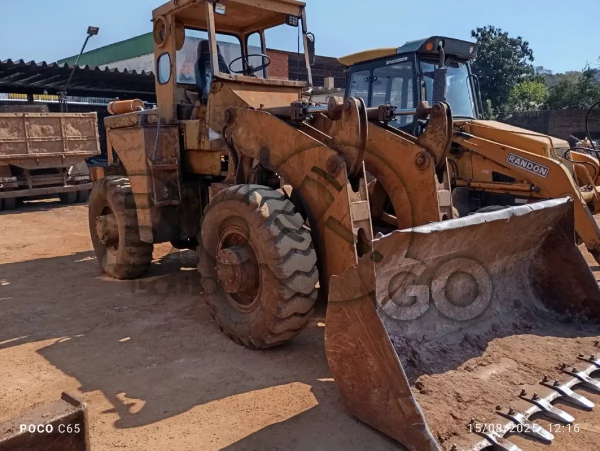 LOTE 005 - Máquina pesada Pá-carregadeira Michegan 55, sem ano identificado, Está em condições regular e em uso.