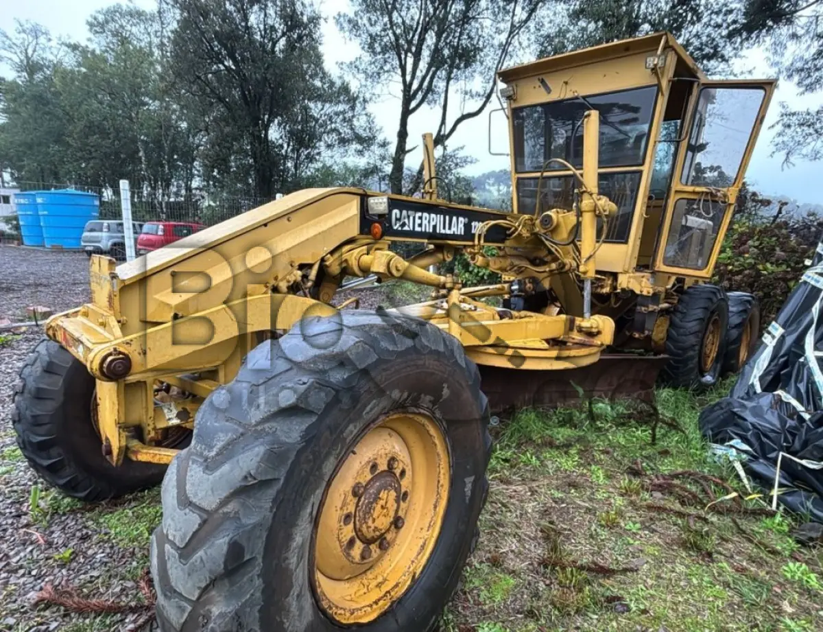 LOTE 003 - MOTONIVELADORA MARCA CATERPILLAR 120 G MOT 0001 COR AMARELA ANO 1993 