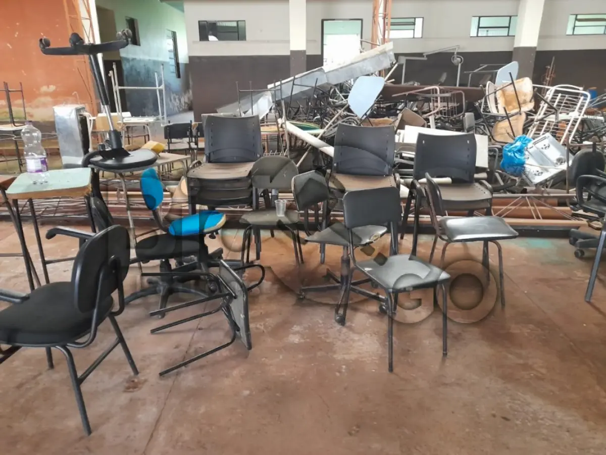 LOTE 018 - Sucatas de itens diversos em situação de sucata (cadeiras e mesas escolares, calhas de iluminação pública sem uso, sobras de calhas de teto, bebedouros antigos, armários em ferro com rodinhas), Lote único em situação de sucata
