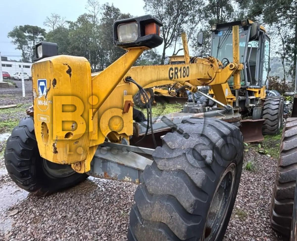 LOTE 002 - MOTONIVELADORA MARCA XCMG GR180 COR AMARELA ANO 2010
