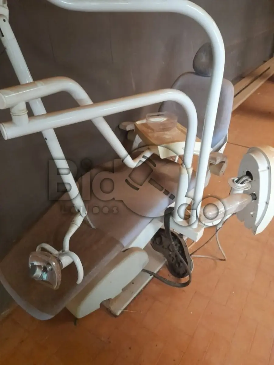 LOTE 016 - Sucatas de cadeiras odontológicas, quatro unidades, Lote único em situação de sucata