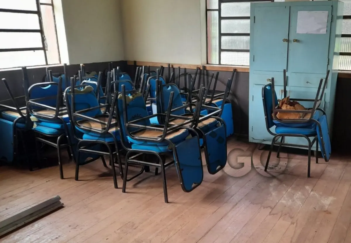 LOTE 018 - Sucatas de itens diversos em situação de sucata (cadeiras e mesas escolares, calhas de iluminação pública sem uso, sobras de calhas de teto, bebedouros antigos, armários em ferro com rodinhas), Lote único em situação de sucata