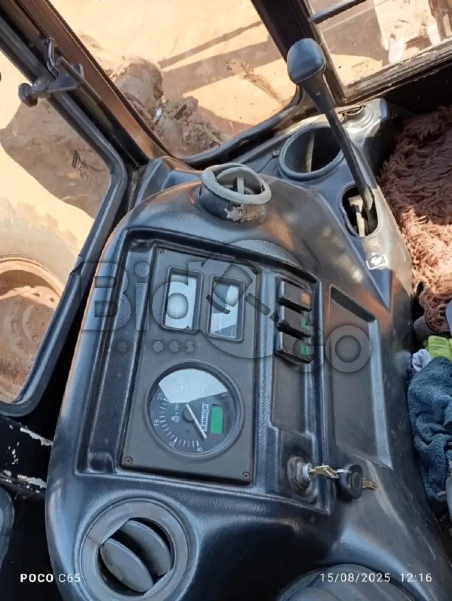 LOTE 003 - Máquina pesada Retroescavadeira Randon 4x4 RD 406 Nº 01 GABINADA ANO 2015, Está em condições regular e em uso