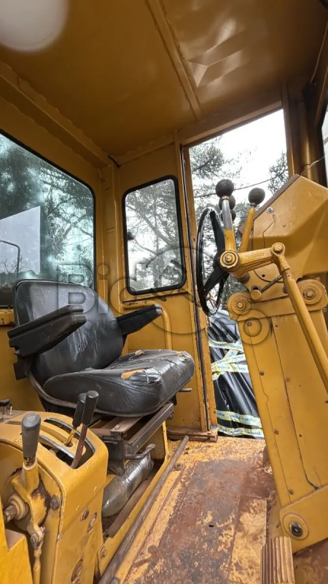 LOTE 003 - MOTONIVELADORA MARCA CATERPILLAR 120 G MOT 0001 COR AMARELA ANO 1993 