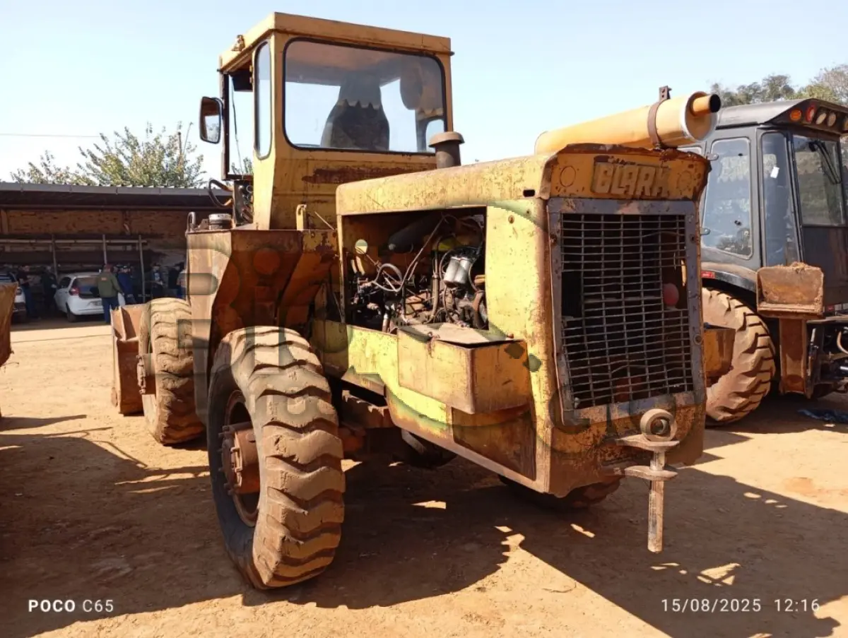 LOTE 005 - Máquina pesada Pá-carregadeira Michegan 55, sem ano identificado, Está em condições regular e em uso.