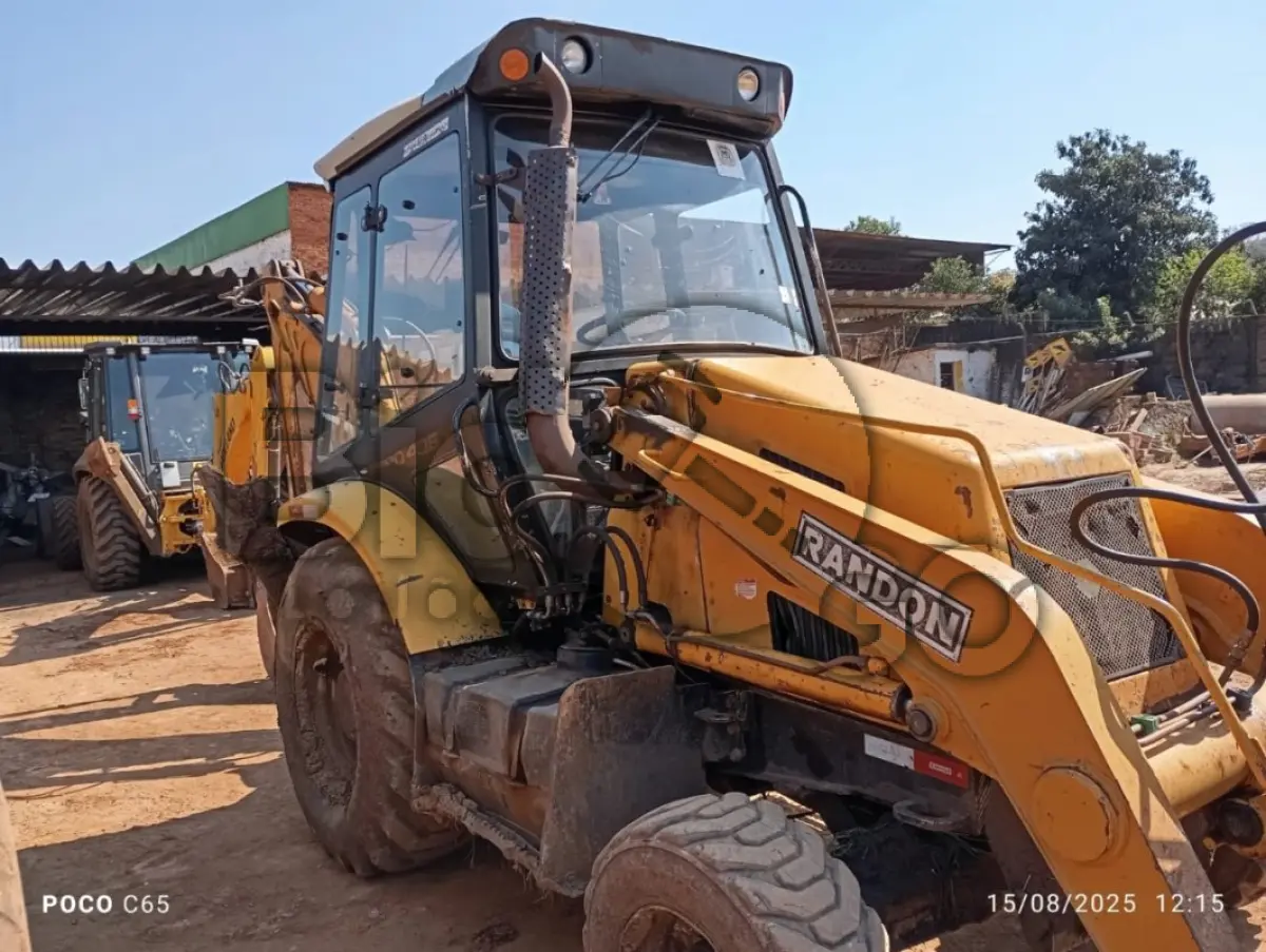 LOTE 003 - Máquina pesada Retroescavadeira Randon 4x4 RD 406 Nº 01 GABINADA ANO 2015, Está em condições regular e em uso