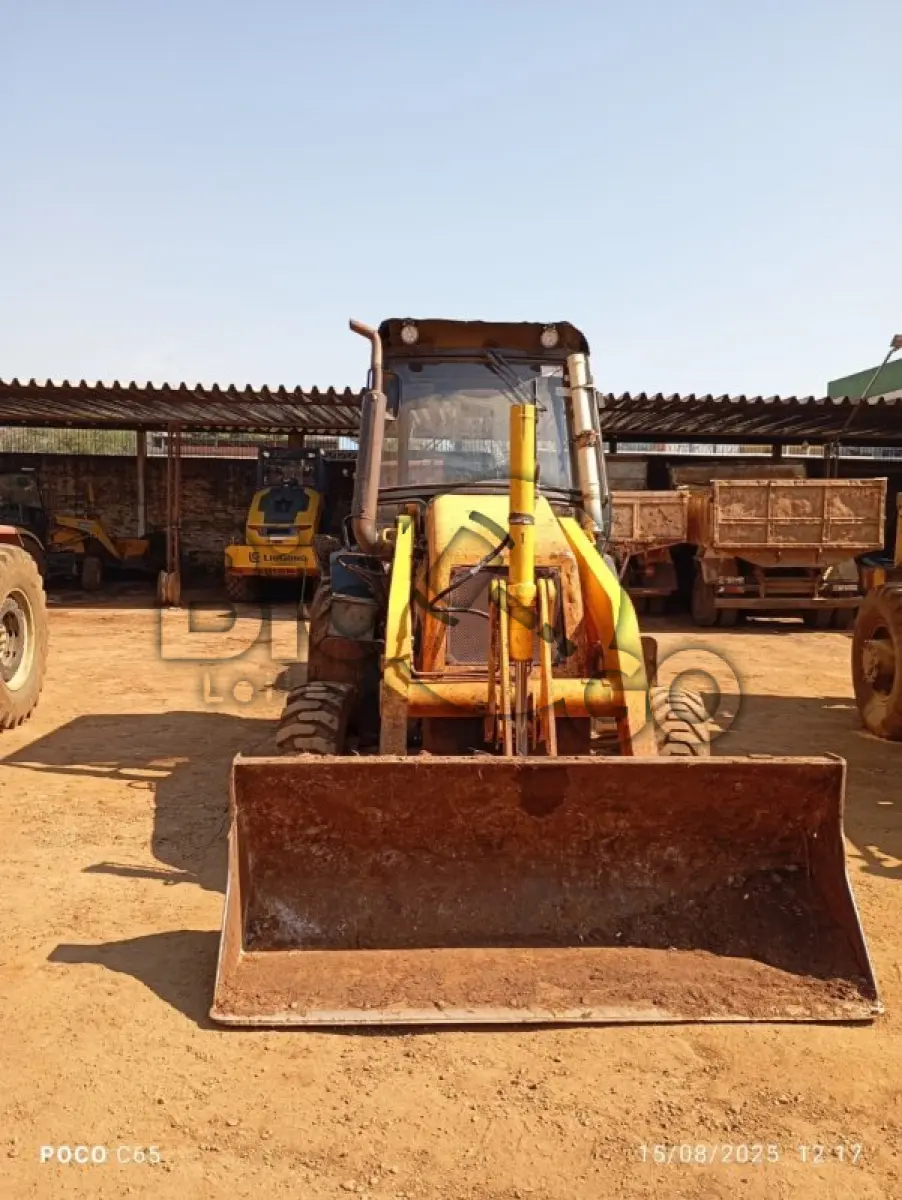 LOTE 001 - Máquina pesada Retroescavadeira Randon 4x4 RD 406 Nº 12 GABINADA ANO 2017, Está em condições regular e em uso, N° 12