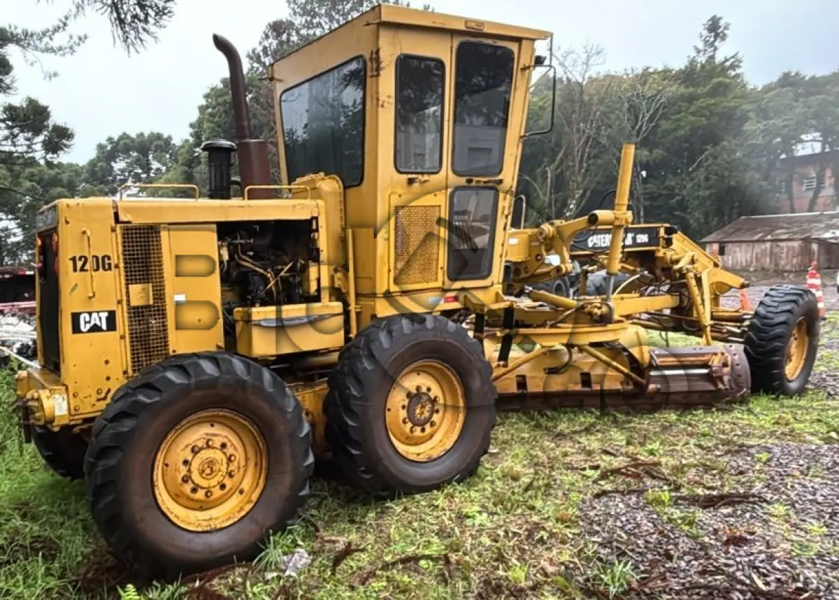 LOTE 003 - MOTONIVELADORA MARCA CATERPILLAR 120 G MOT 0001 COR AMARELA ANO 1993 