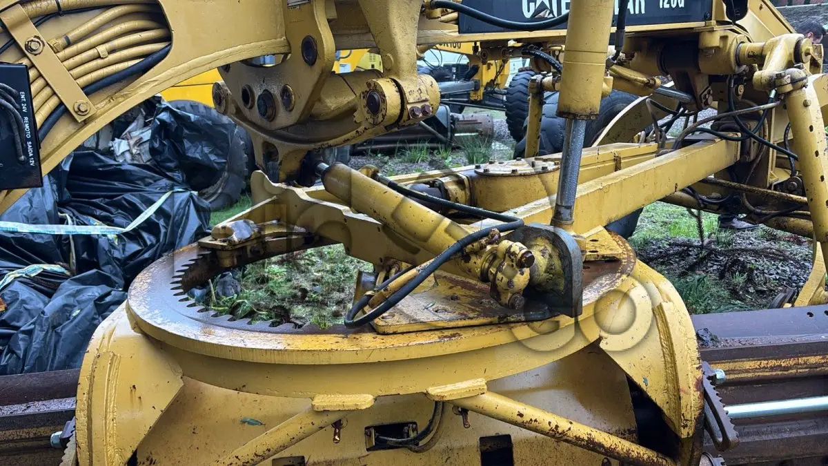 LOTE 003 - MOTONIVELADORA MARCA CATERPILLAR 120 G MOT 0001 COR AMARELA ANO 1993 