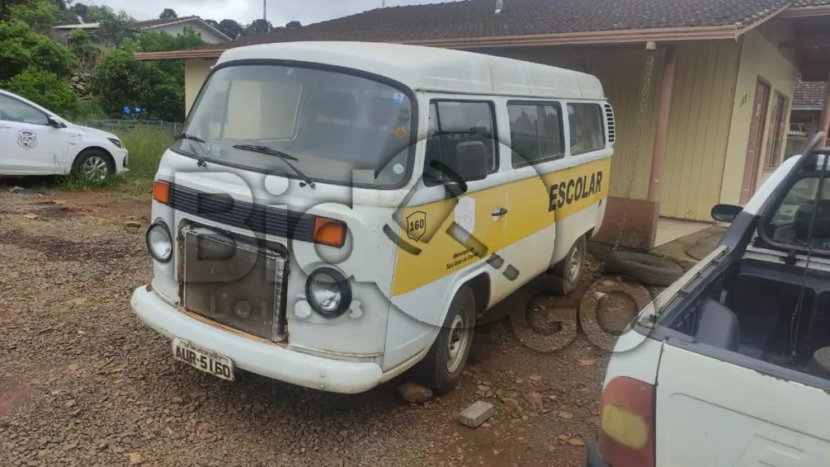 LOTE 016 - Automóvel KOMBI VW, ano 2011/2012