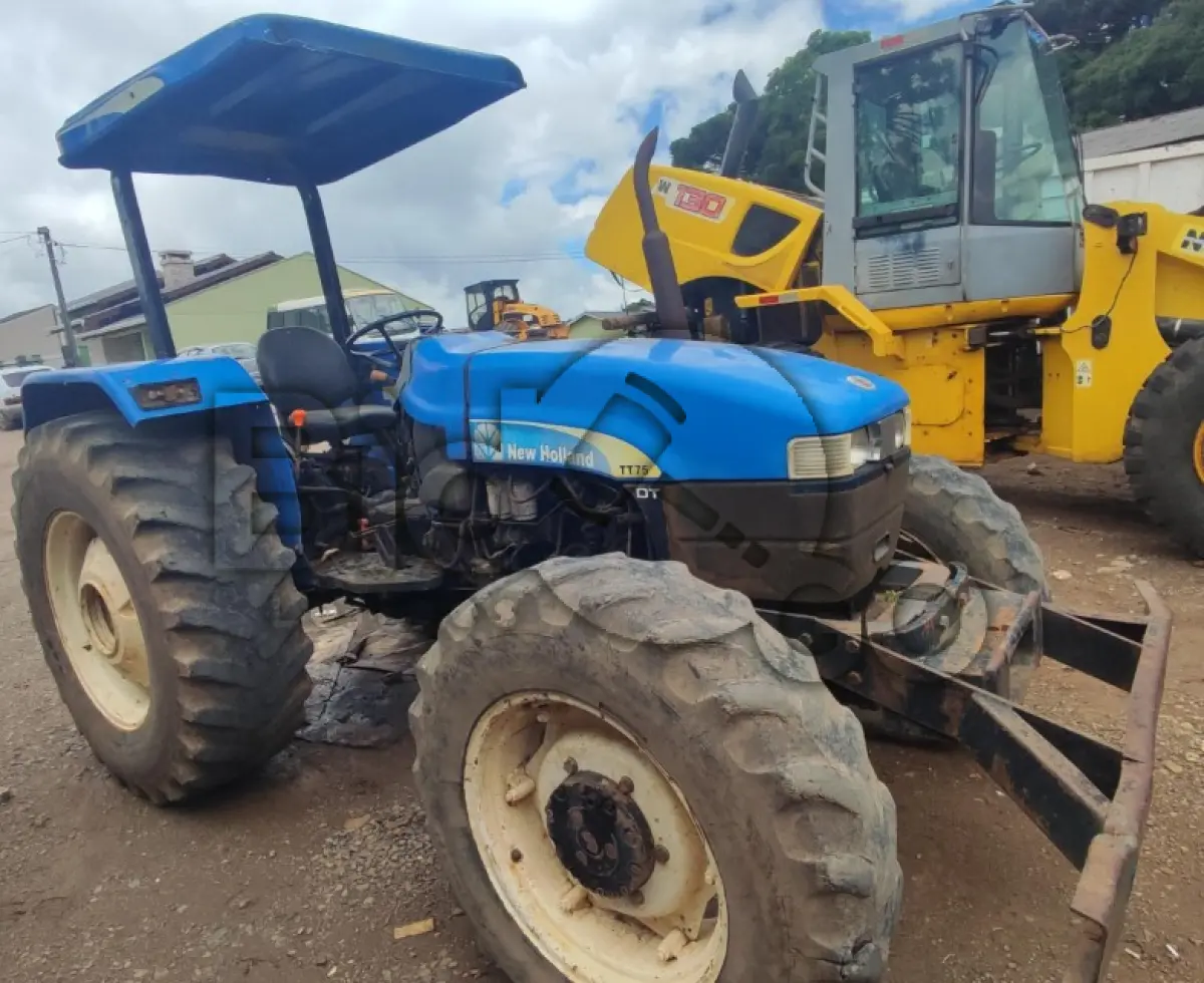 LOTE 013 - Trator Agricula de rodas, New Holland, Modelo: TT 75