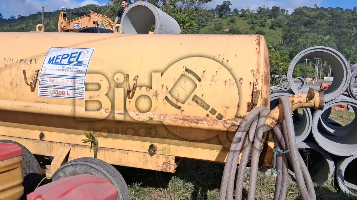 LOTE 019 - DISTRIBUIDOR DE ESTERCO LÍQUIDO BOMBA LOBULAR COM CAPACIDADE DE 5.000 LITROS