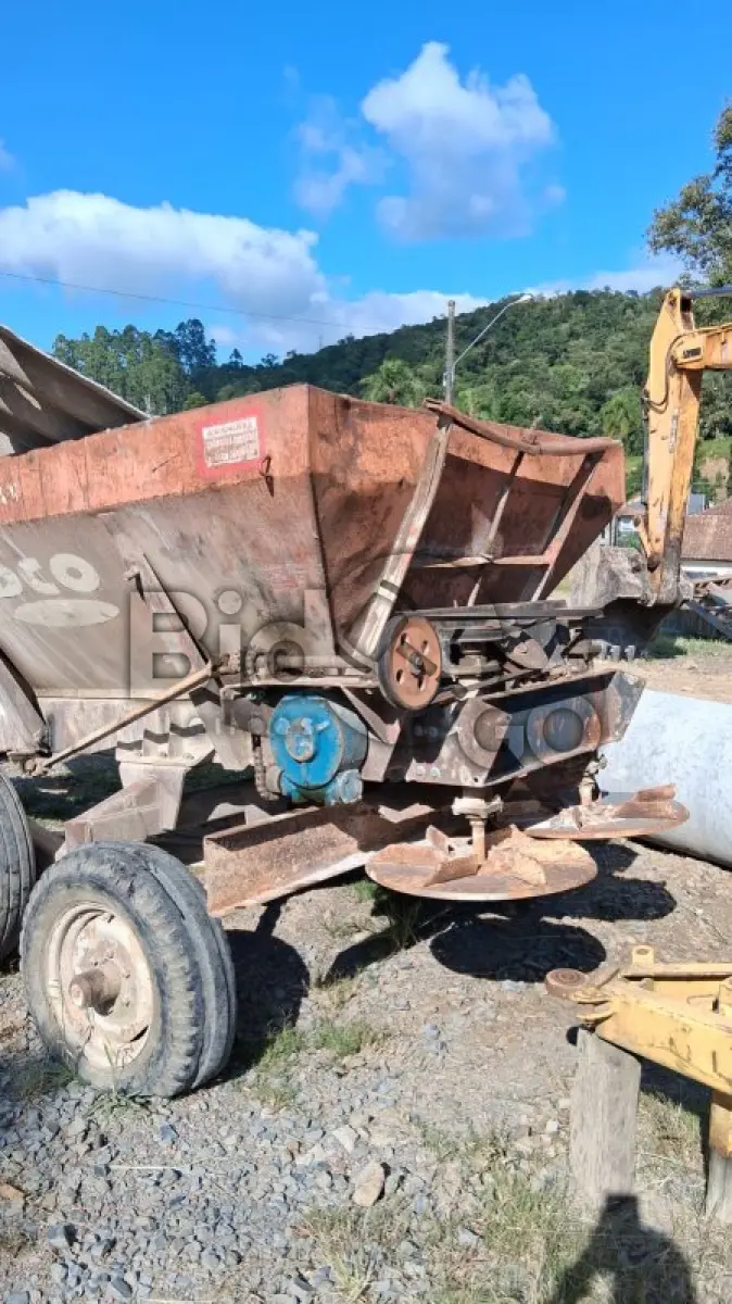 LOTE 020 - DISTRIBUIDOR ADUBO CALCÁRIO MARCA MATÃO