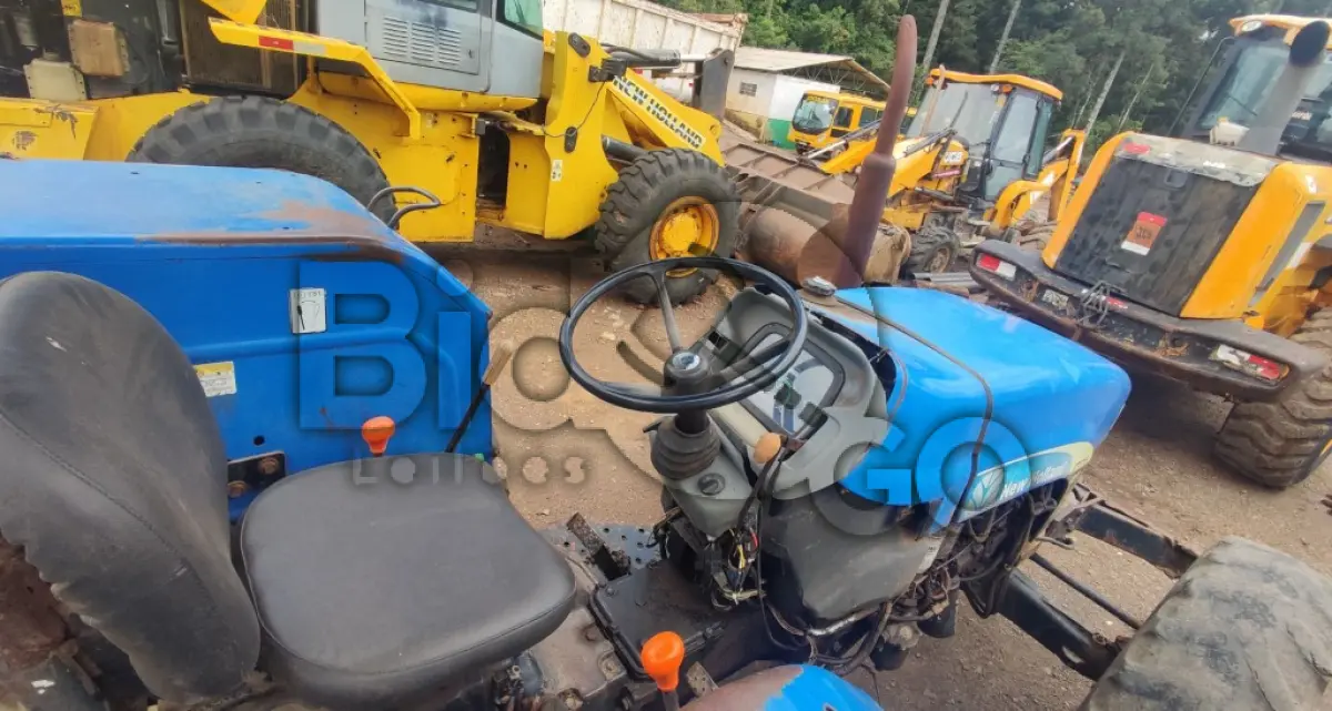 LOTE 013 - Trator Agricula de rodas, New Holland, Modelo: TT 75