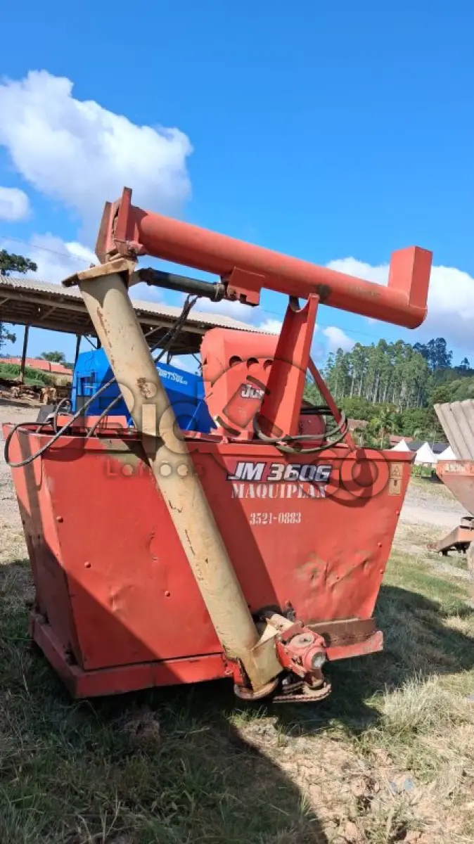 LOTE 017 - COLHEDEIRA DE MILHO MARCA JUMIL MODELO 360