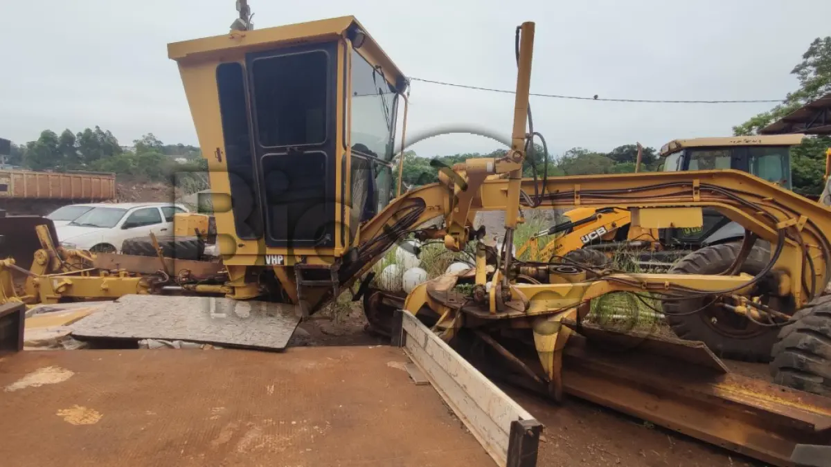 LOTE 016 - MOTONIVELADORA Caterpillar VHP