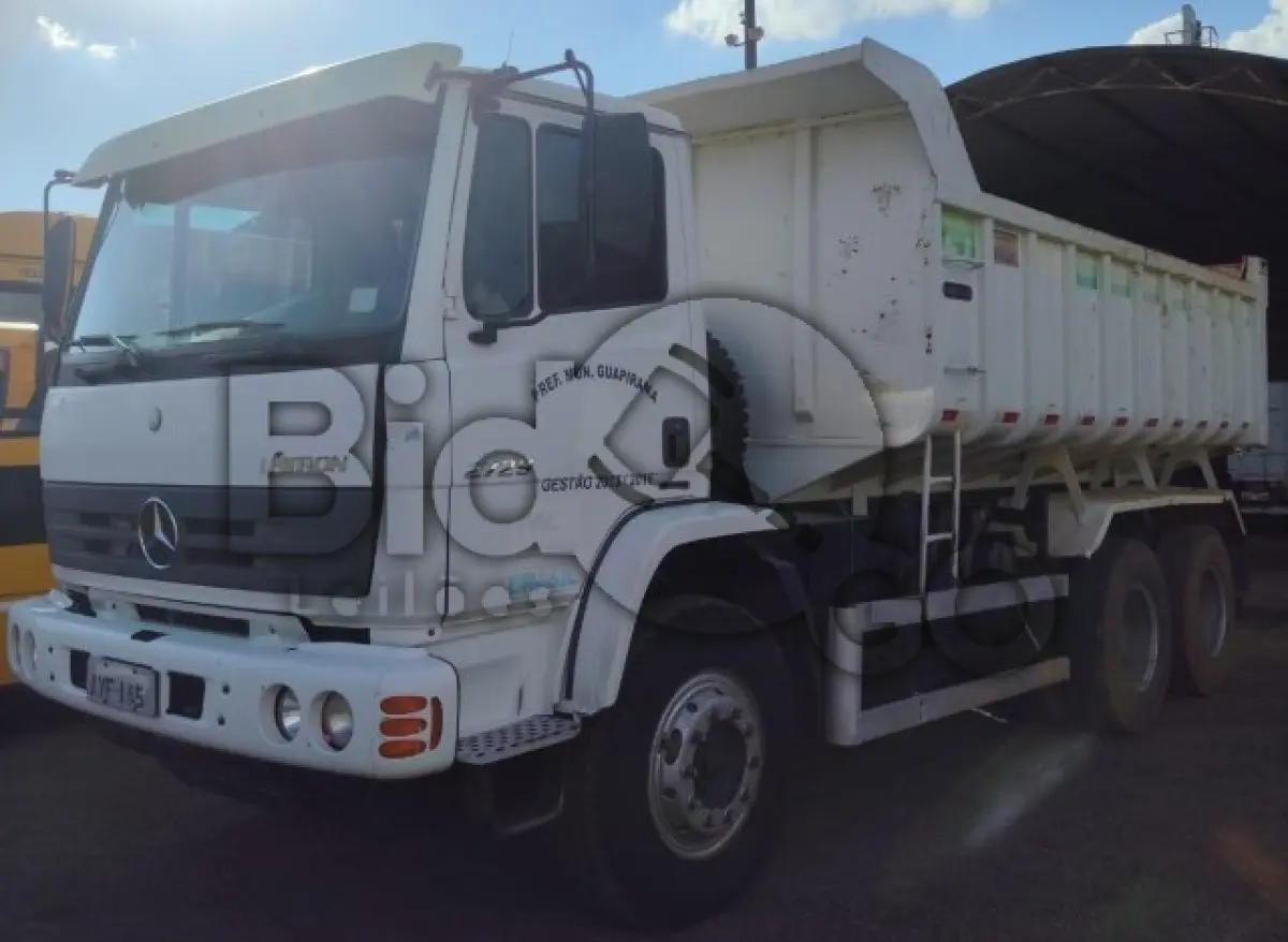 LOTE 013 - CAMINHÃO BASCULANTE M.BENZ/ATRON 2729 K 6X4