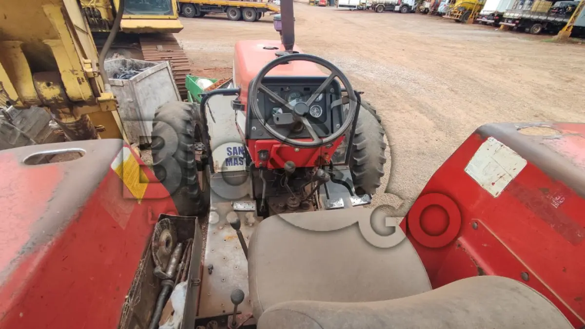 LOTE 012 - TRATOR Massey Ferguson 275